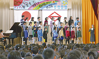児童６７７人による全校合唱