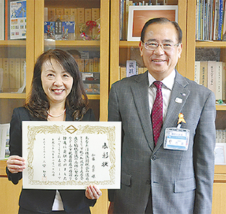 二宮区長から表彰された加藤さん（左）
