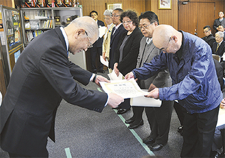 功労者を表彰する須藤会長（左）