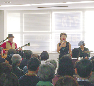 浅田尚美さんの歌を聴き込む観客