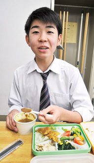 カレーを食べる栗田谷中の生徒