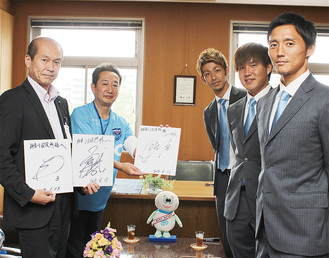 ３選手からサイン色紙を手にする高田区長と小口副区長
