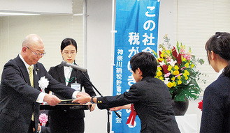 賞状を授与する石川会長