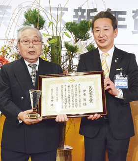 高田区長から表彰された伊東氏（左）