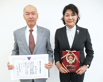 賞状と盾を持ち笑顔の阿久津さん（左）と加藤さん