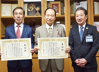 区長から表彰を受けた田邊さん（中央）と加藤会長（左）