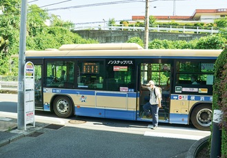 長導寺前バス停で乗客を降ろすバス。横断歩道をふさぐ形で停車する