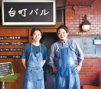 再開した店舗の前に立つ渡辺さん（左）と奥田さん