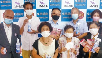 マスクを寄贈した翁社長（左から2番目）