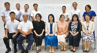 発足総会に集った小野寺会長（中央手前）とメンバー