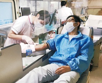献血を行う金港ＬＣの徳永会長