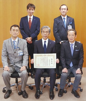 市長表彰を受けた加藤さん（前列中央）