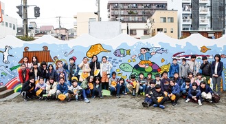 完成した壁画の前に集まる児童