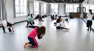 舞踊に関する授業で体を動かす生徒ら