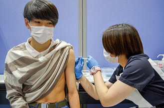 接種を受ける学生