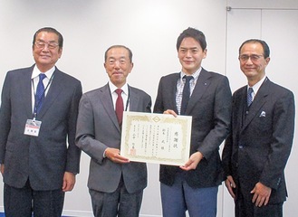 感謝状を受ける鈴木社長（中央左）