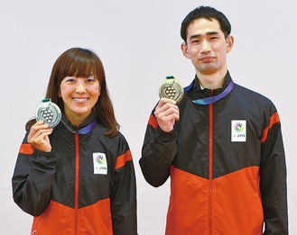メダルを手にする早瀨さん（左）と川口さん