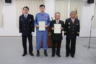 藤沢直樹消防署長（左端）と角田団長（右端）、被表彰者