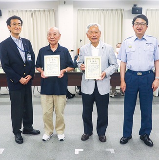 笑顔を見せる日比野区長、田中会長、柳澤会長、藤沢署長（写真左から）