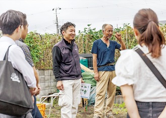 笑顔で話す小山社長（左から２人目。写真は同社提供）