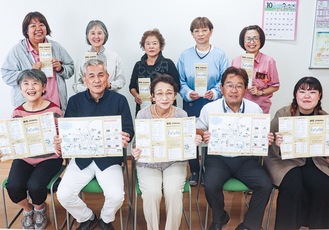 完成したマップを手に笑顔を見せる山田さん（前列左から２人目）、友井さん（同中央）とメンバー