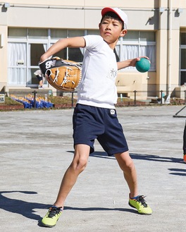 ”大谷グローブ”でキャッチボールをする児童