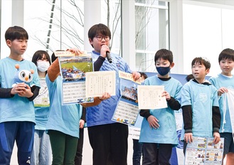 横浜ＦＣと取り組んだ５年１組の活動報告の様子