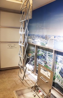 バルコニーに設置された避難はしご降下体験コーナー