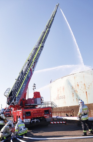 貯蔵タンクに向かっての放水訓練