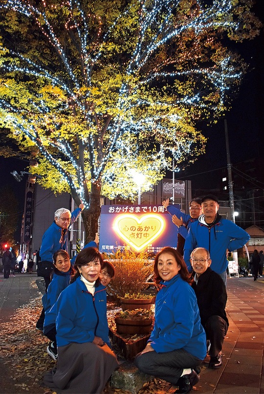 山崎会長（前列右）をはじめ設置に関わる関係者ら