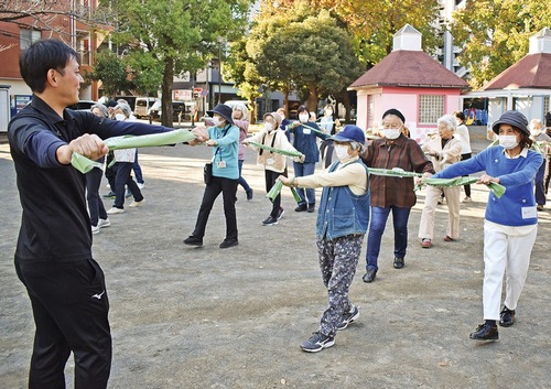 手ぬぐいを使ってウォーキングする参加者