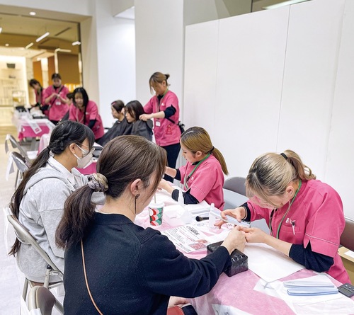 ネイルの施術を行う学生（同学校提供）