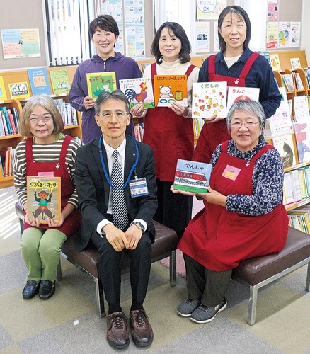 嶋崎館長（前列中央）とかなぶっくのメンバー