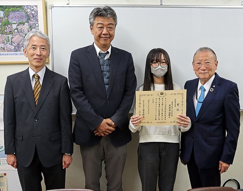 金子署長、谷石宏之校長、久保寺さん、小山会長（左から）