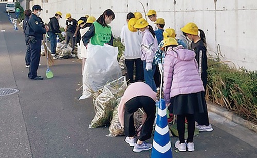 清掃活動を行う児童