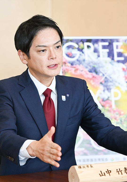 取材に答える山中市長