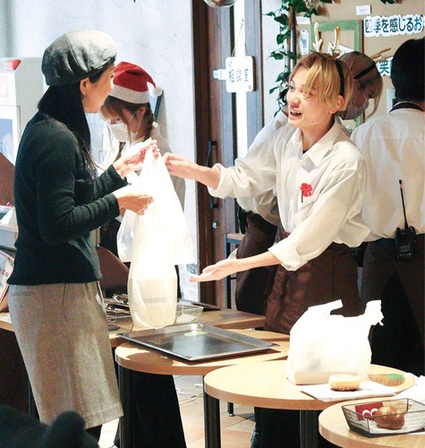 笑顔で接客を行う学生