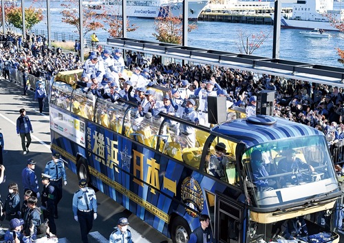 選手らを乗せてハンマーヘッドを出発するパレードのバス（11月30日撮影）