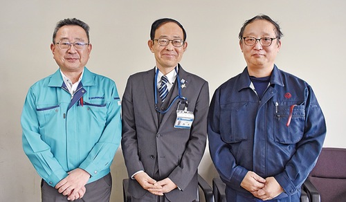 青果部活性化委員会の清水さん（左）、魚食普及推進協議会の加賀美さん（右）と鈴木区長（中央）