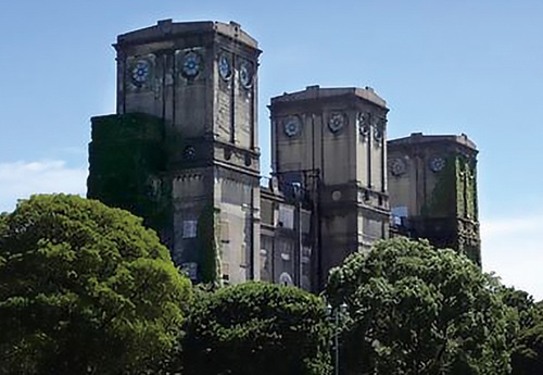 根岸森林公園内に現存する旧根岸競馬場一等馬見所＝市提供