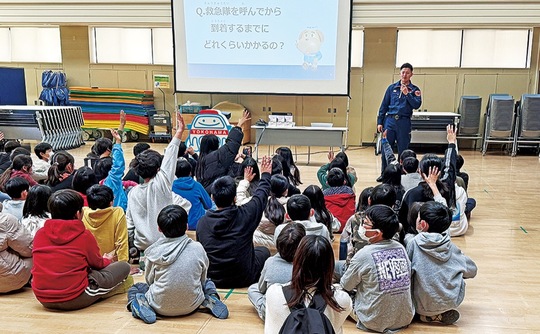 救急について学ぶ児童たち