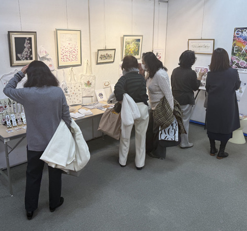 様々な押し花アートを楽しむ来場者（２月７日撮影）
