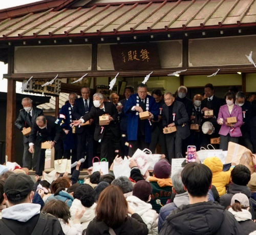 舞殿からの豆まき