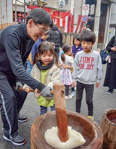 餅をつく子ども
