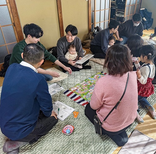 ゲームを楽しむ参加者