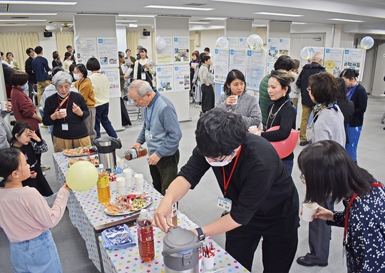 交流を深める歴代の受講生たち