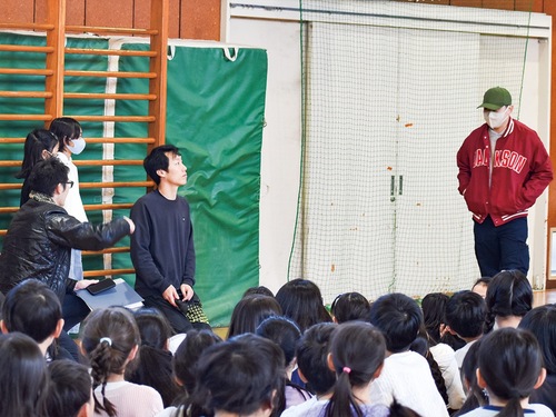 不審者役の容姿を覚える児童