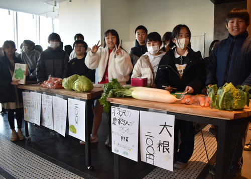 羽沢の農家が育てた野菜を販売する児童たち