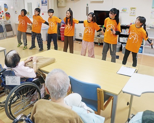 笑顔で歌う児童たち