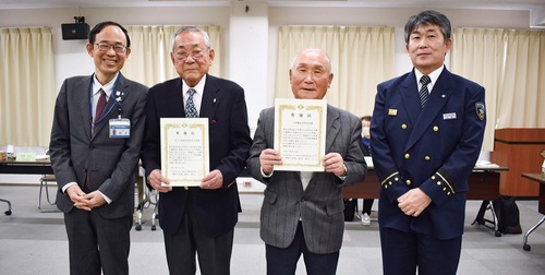 左から鈴木区長、大口七島地区連合町内会石渡会長、六角橋自治連合会黒澤会長、松崎消防署長